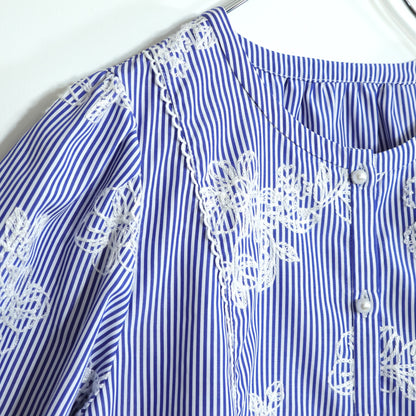 ローズティアラ★さわやか♪チュニックブラウス 大きいサイズ46 ブルー系  白の刺繍飾り♪薄手 z22958