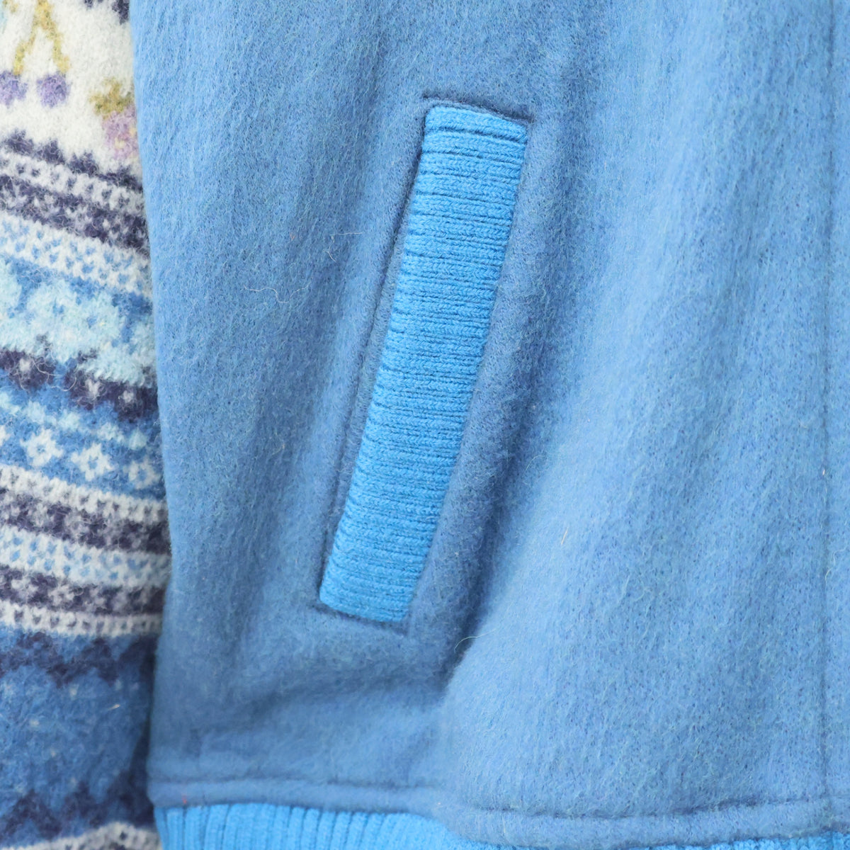 ピンクハウス★いちごリース刺繍♪ノルディック柄フード付ジャケット 切替袖 サイズM 青系 裏ボア♪厚手 z23353