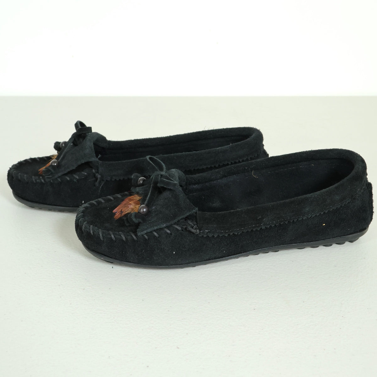 MINNETONKA★スエードモカシン 羽 ビーズ リボン サイズ7 24.0cm 黒系 sh244