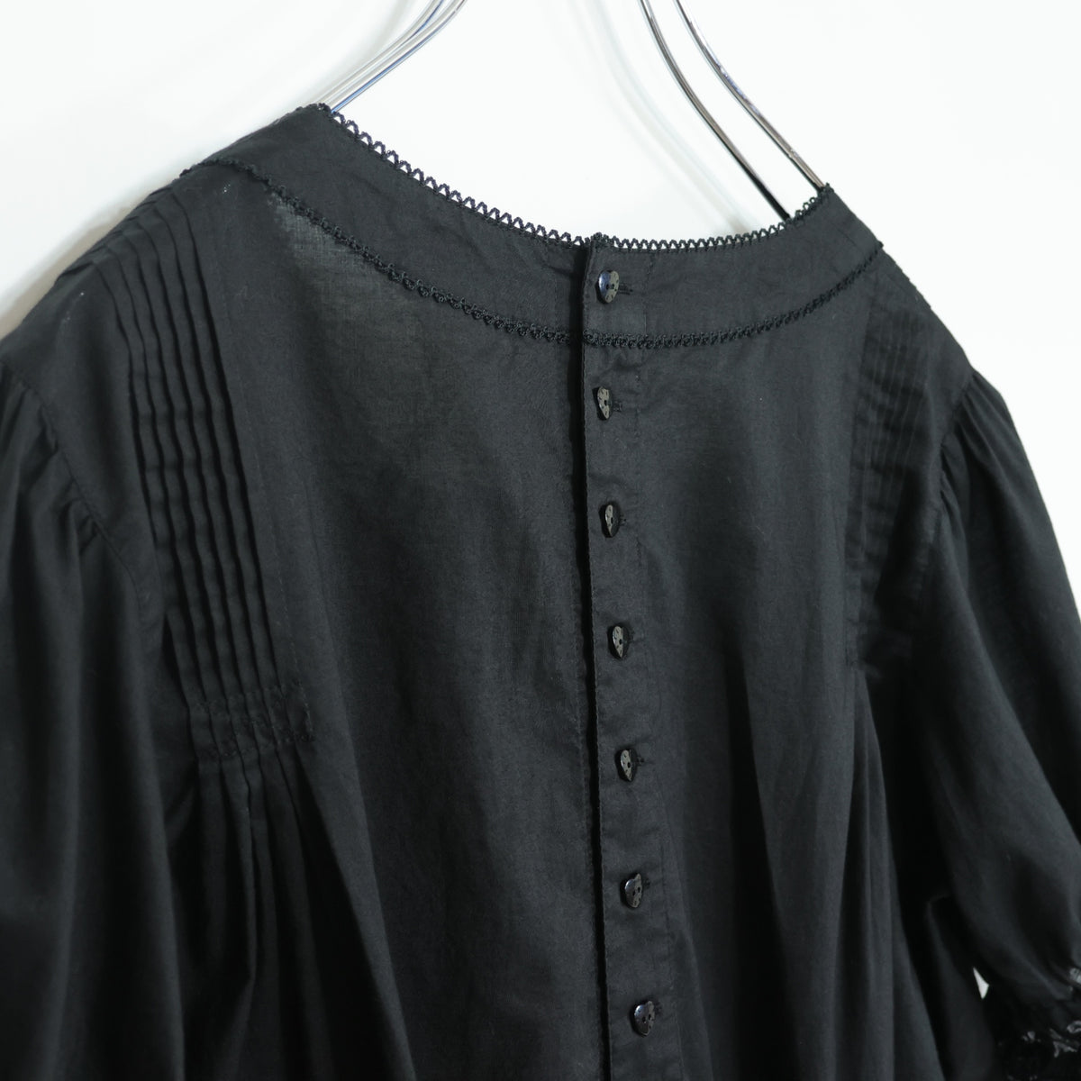 【美品】ピンクハウス★ワンダー・ザ・シー柄♪刺しゅうのミニワンピース 黒系 サテンリボン&フリル♪2024年 z22287