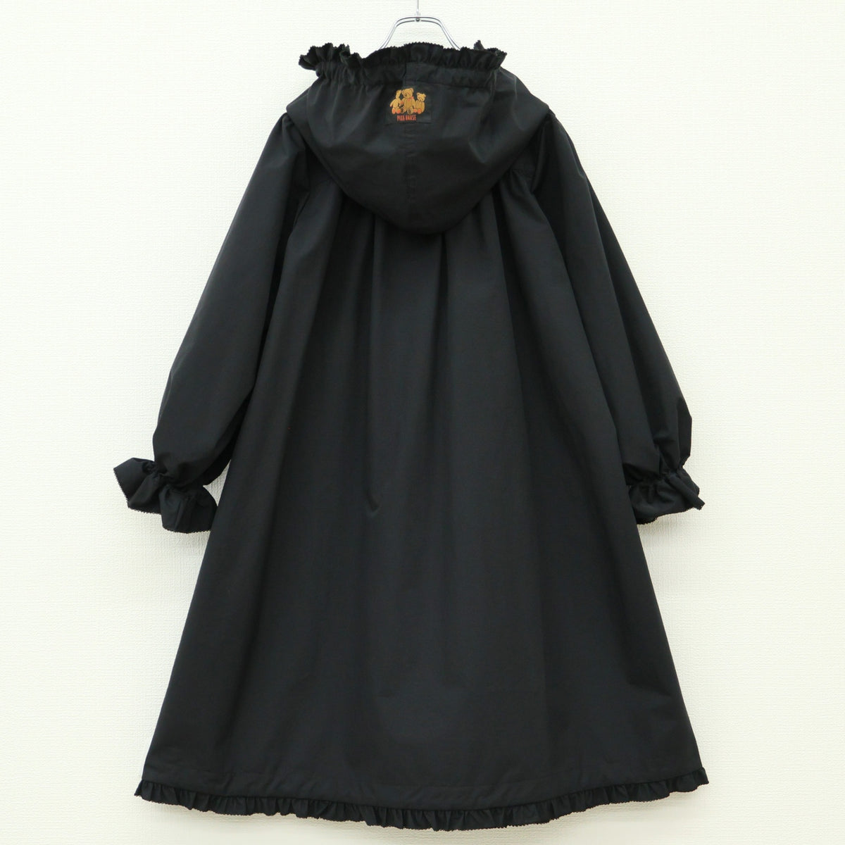 【極美品】ピンクハウス★ロゴ＆ネーム使いレインコート フーディ 黒系 前開き フリル＆ギャザーたっぷり♪2023年 z23292