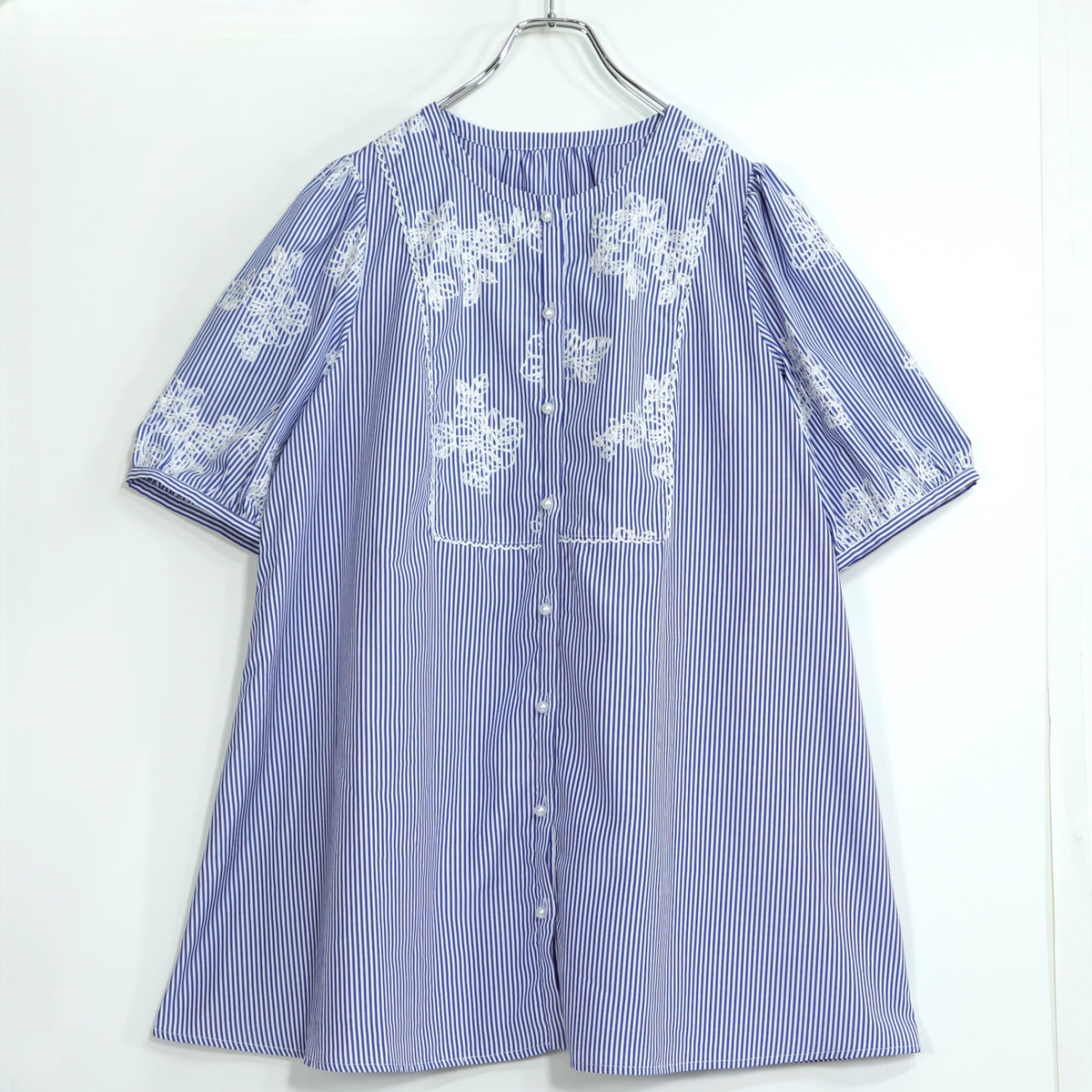 ローズティアラ★さわやか♪チュニックブラウス 大きいサイズ46 ブルー系  白の刺繍飾り♪薄手 z22958