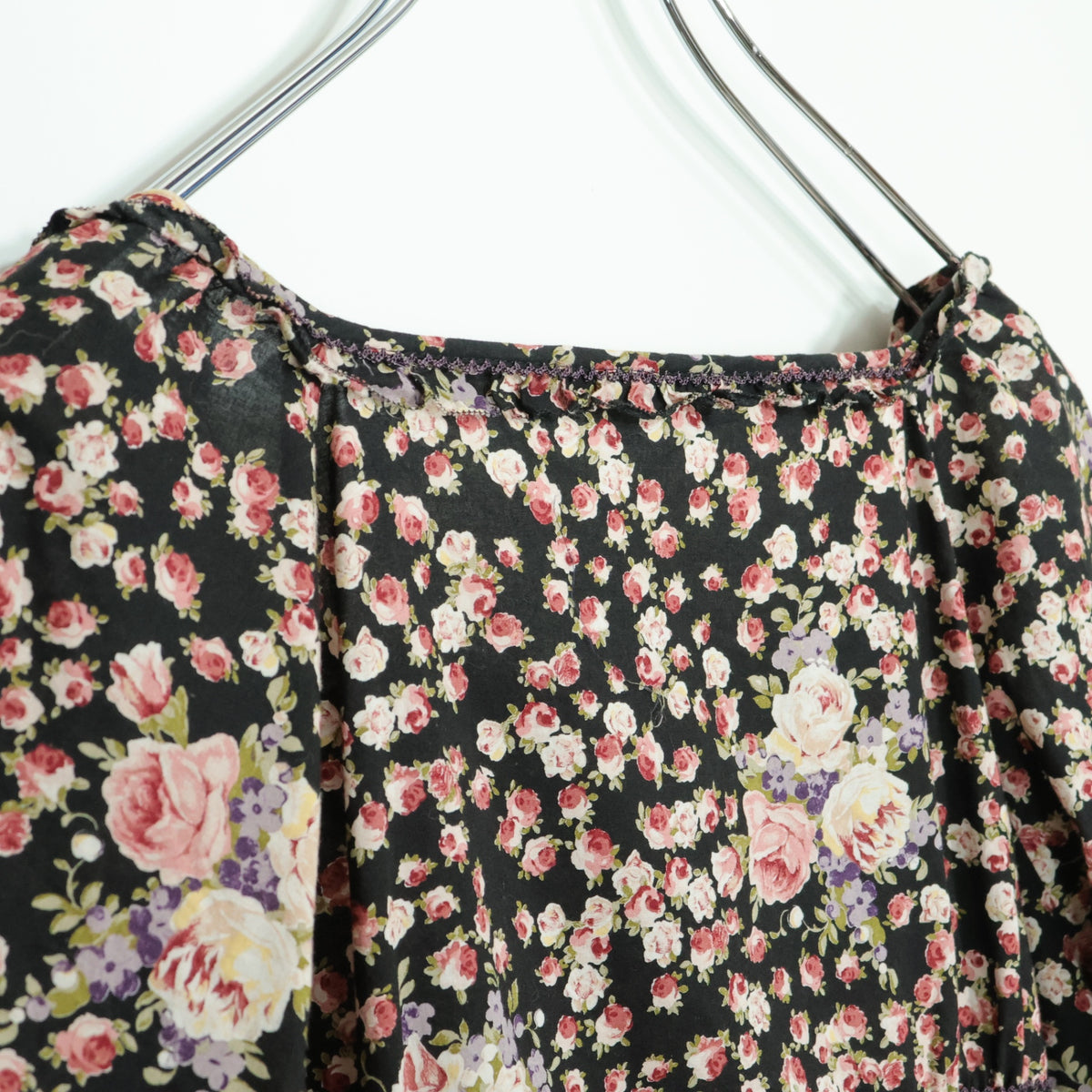 【美品】ピンクハウス★薔薇pt♪ふんわりローンブラウス 五分袖 黒系 フリル♪z22917