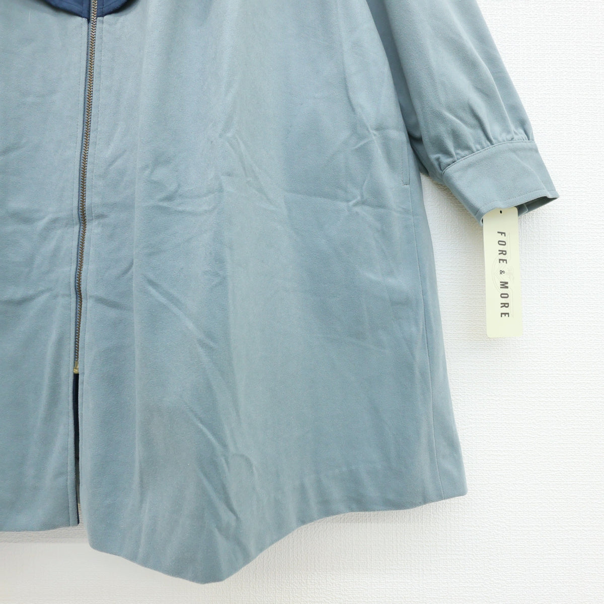 【極美品・紙タグ有】FORE&MORE★ケープ風 ジップアップコート サイズM ブルーグレー系 ゴールドチャーム付 日本製 z23488