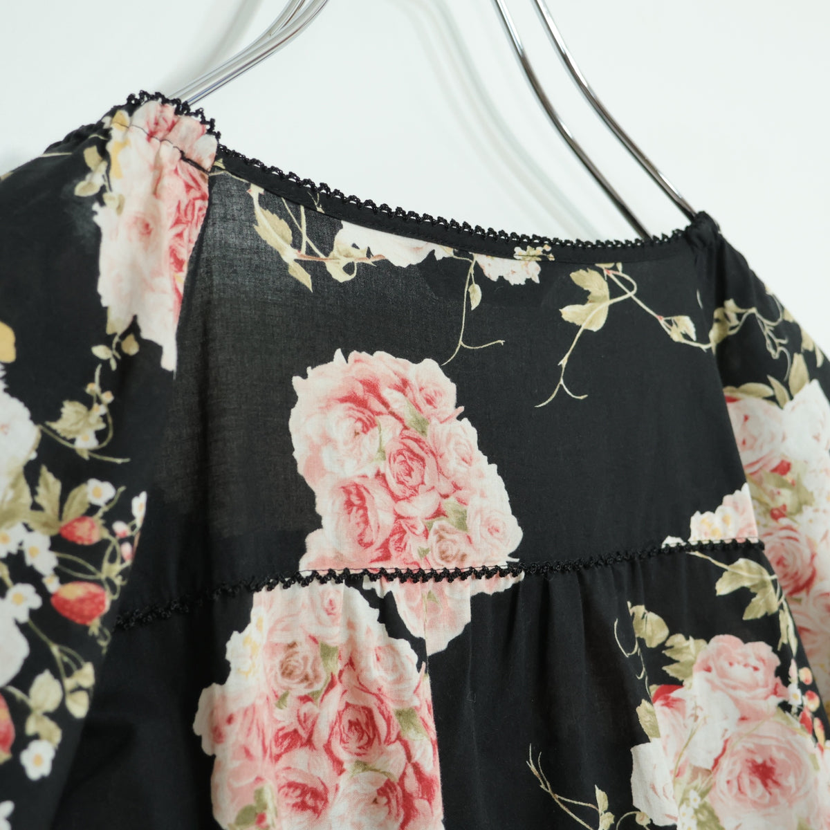 【美品】ピンクハウス★イチゴ&薔薇pt♪半袖ローンワンピース ミニ丈 黒系 前開き サテンリボン♪薄手 z22032
