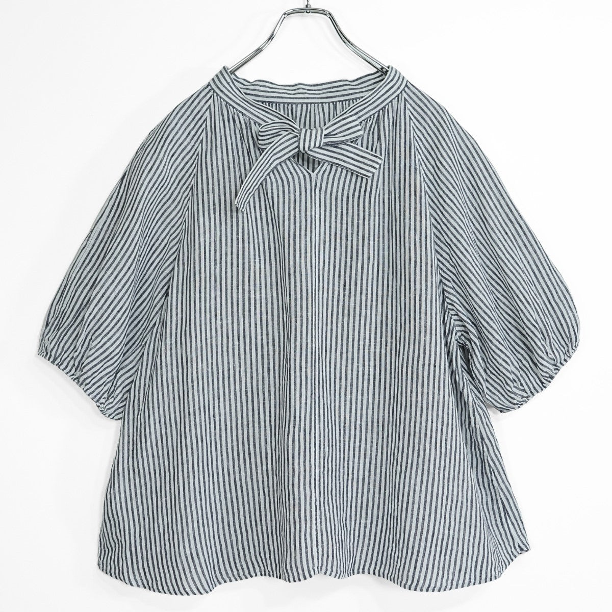 【美品】23区★麻100％♪半袖オーバーブラウス シャツ 大きいサイズ44 白×グレー系 ストライプ柄 薄手 z22955