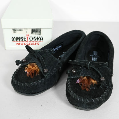 MINNETONKA★スエードモカシン 羽 ビーズ リボン サイズ7 24.0cm 黒系 sh244