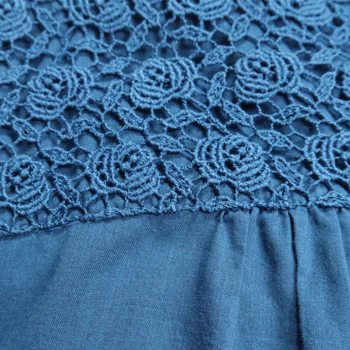 ピンクハウス★ふんわりフォルムのローンブラウス  豪華な薔薇のカットワークレース♪サテンリボンも♪無地 青緑系 ＊z15187