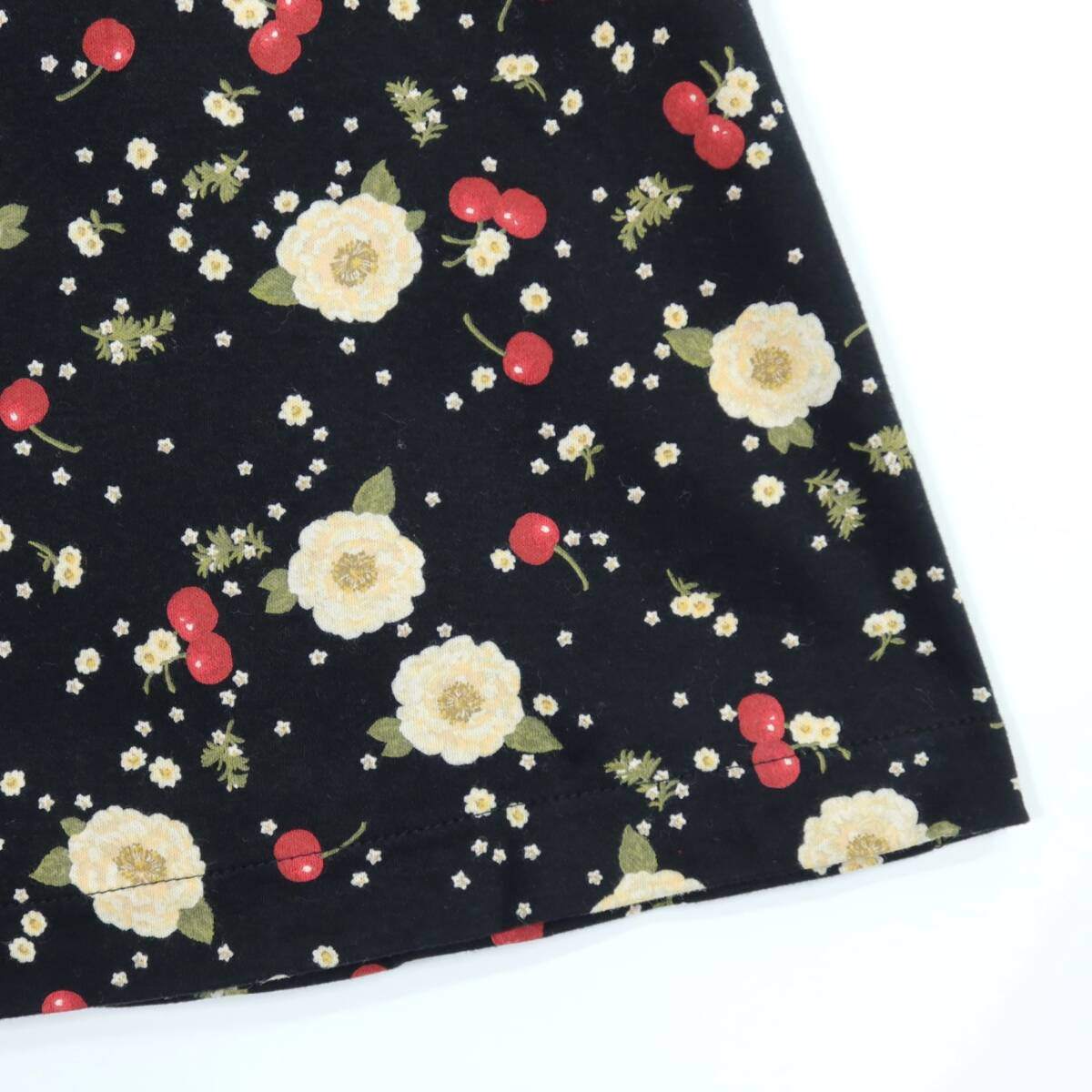 【美品】ピンクハウス★舞い散るチェリーとお花pt♪ 半袖カットソー&ギャザースカート 上下2点 黒系 ＊ z20203