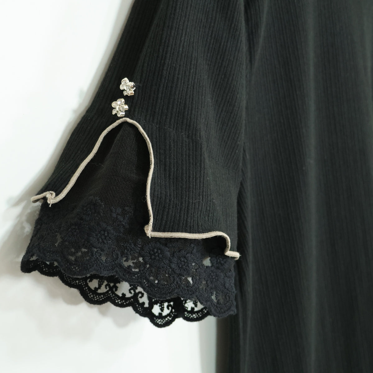 アクシーズファム★お花のビジュー&黒レース♪半袖カットソー サイズF 黒系 薄手 z22638