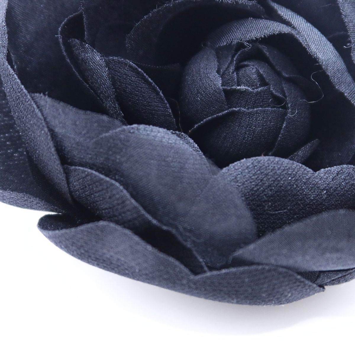 【美品】シックな黒カメリア チュールの花びら コサージュ ブラック系　＊ko108