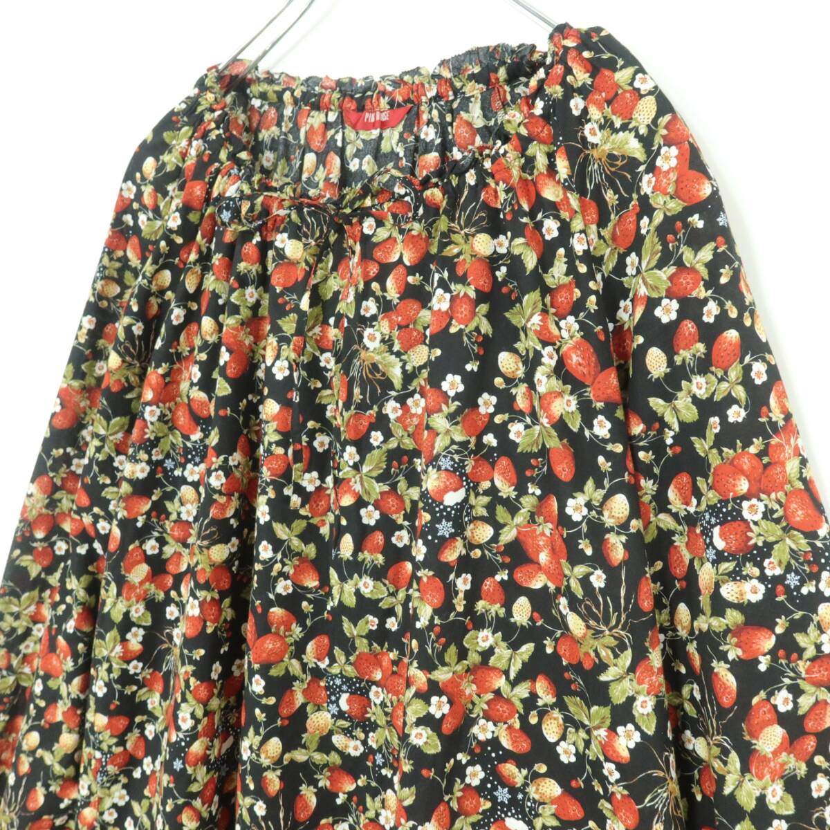 【美品】ピンクハウス★可愛い！苺が舞い散る！スノーベリーpt チュニック・スカートセットアップ 2点セット 黒系＊ z19550