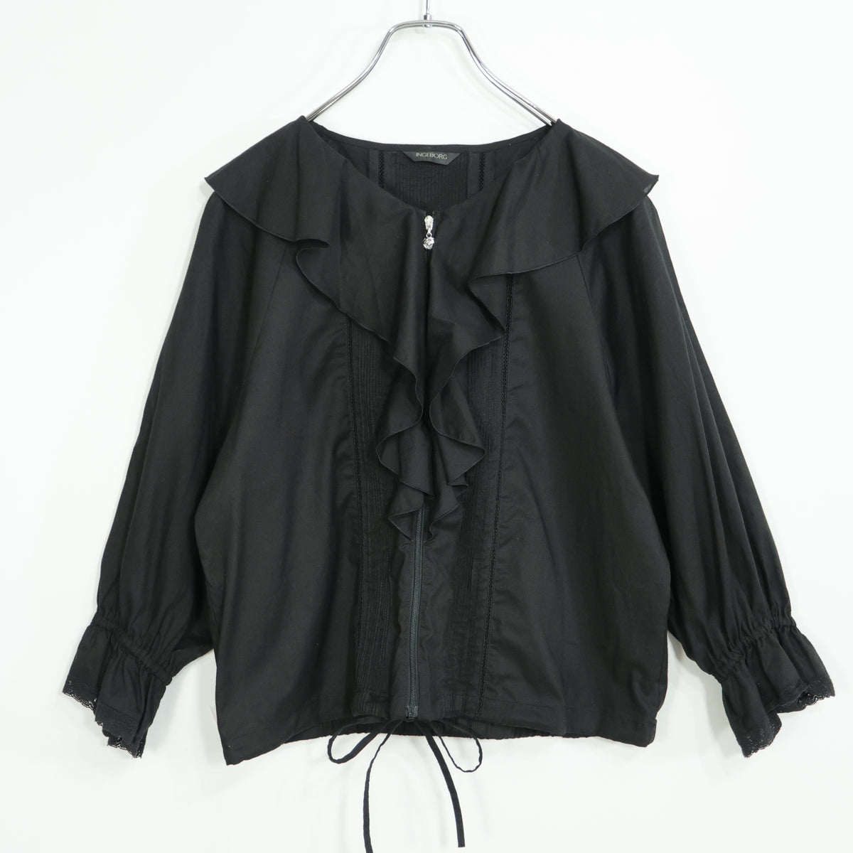 【美品】インゲボルグ★たっぷりフリル♪綿ローンジャケット ジップアップ 黒系 無地 前開き z23118