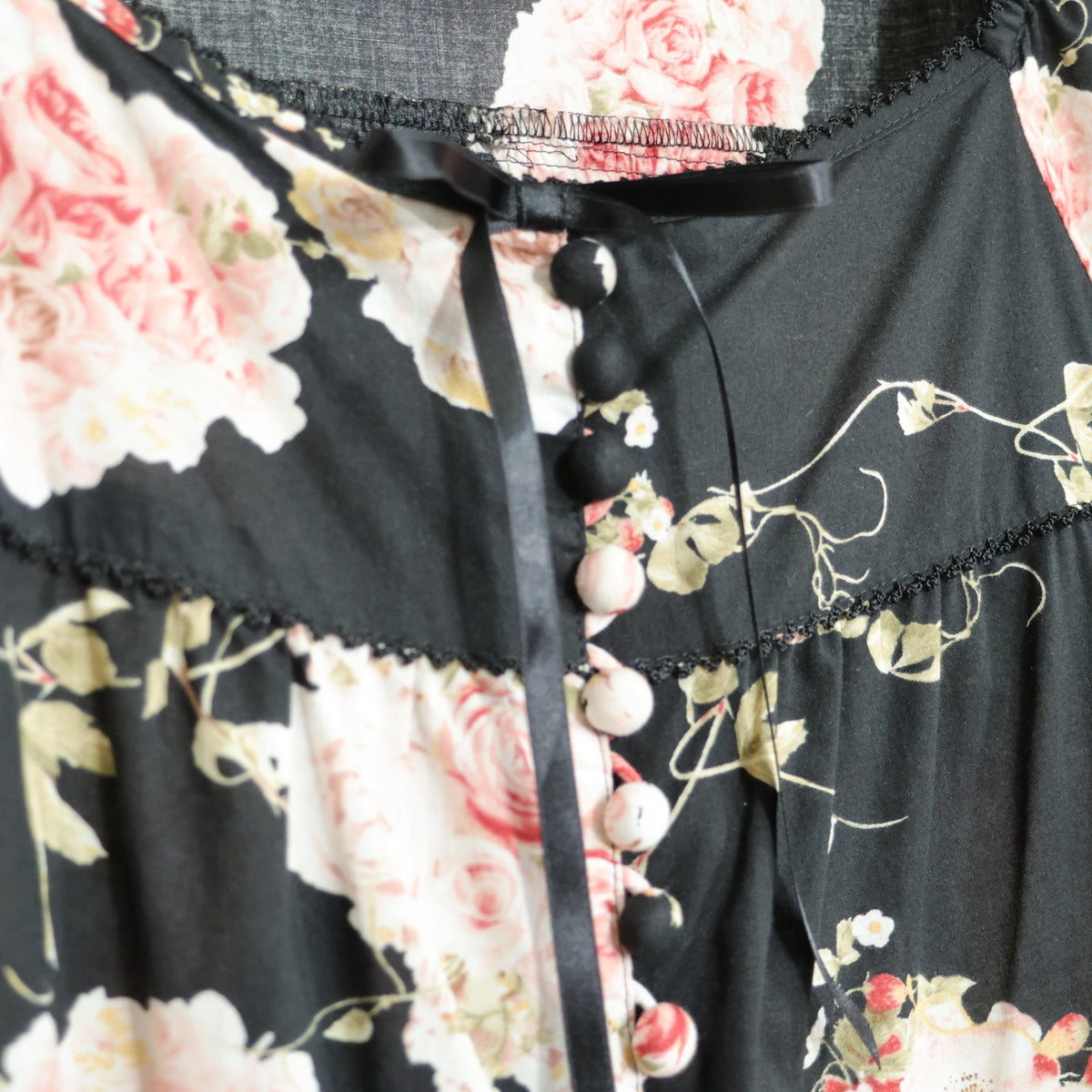 【美品】ピンクハウス★イチゴ&薔薇pt♪半袖ローンワンピース ミニ丈 黒系 前開き サテンリボン♪薄手 z22032