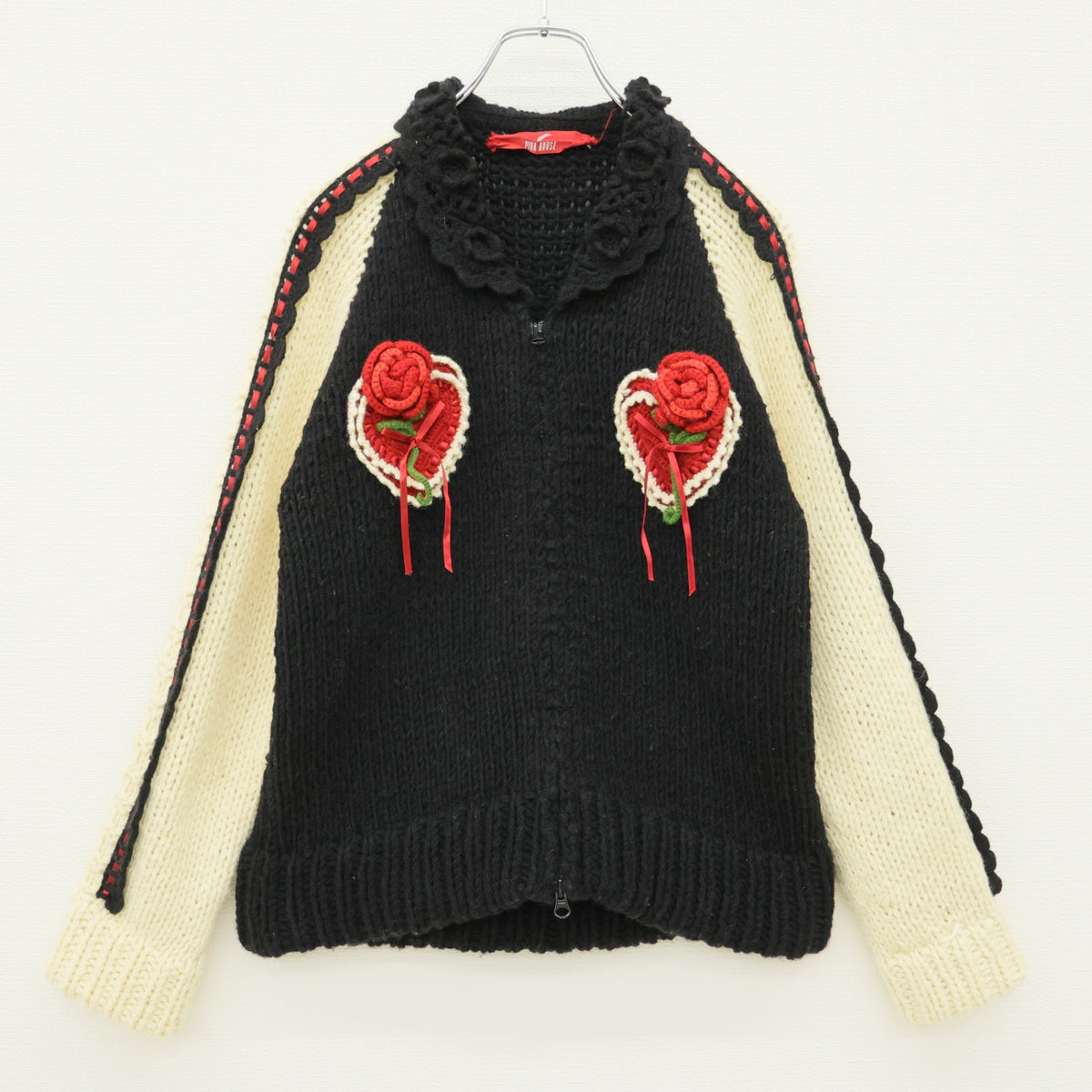 ピンクハウス★ゼッケン&薔薇モチーフ♪ニットのジップアップブルゾン 黒系 はしごレース&サテンリボンも♪厚手 z23174