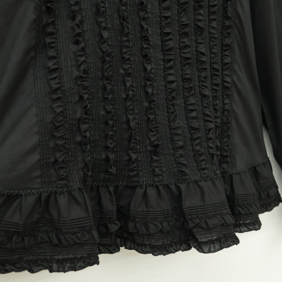 【極美品】ピンクハウス★たっぷりフリル&リボン使い♪長袖ローンブラウス 黒系 無地 薄手 z23293