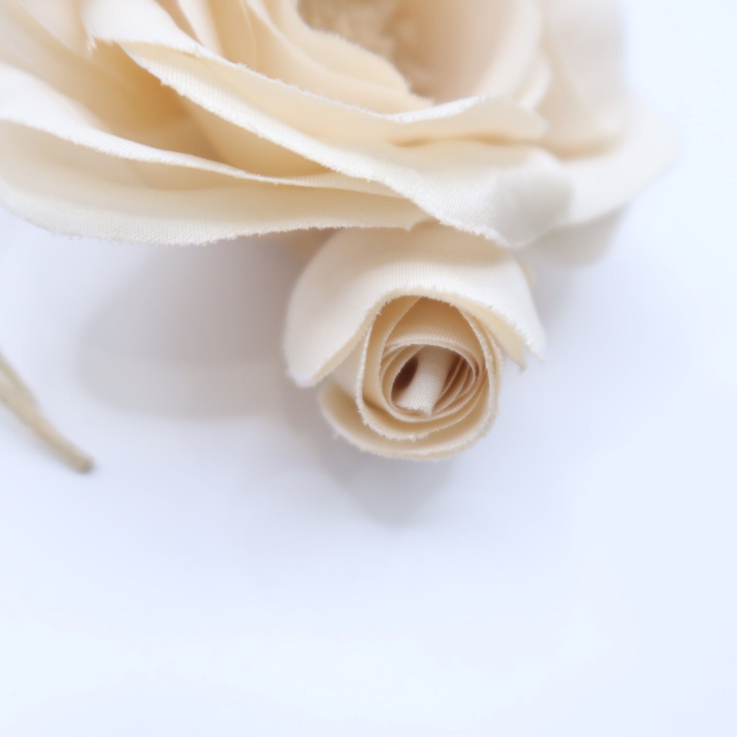 ピンクハウス★目を惹く存在感♪ 可憐な白薔薇と蕾コサージュ リボン付き オフホワイト系 ko089