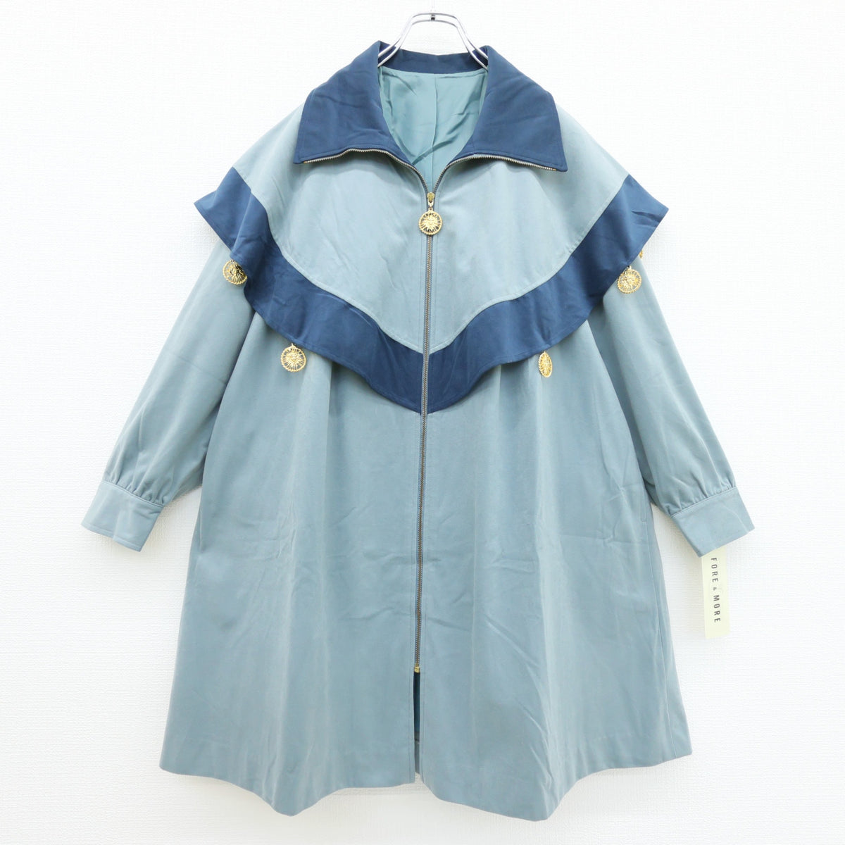 【極美品・紙タグ有】FORE&MORE★ケープ風 ジップアップコート サイズM ブルーグレー系 ゴールドチャーム付 日本製 z23488