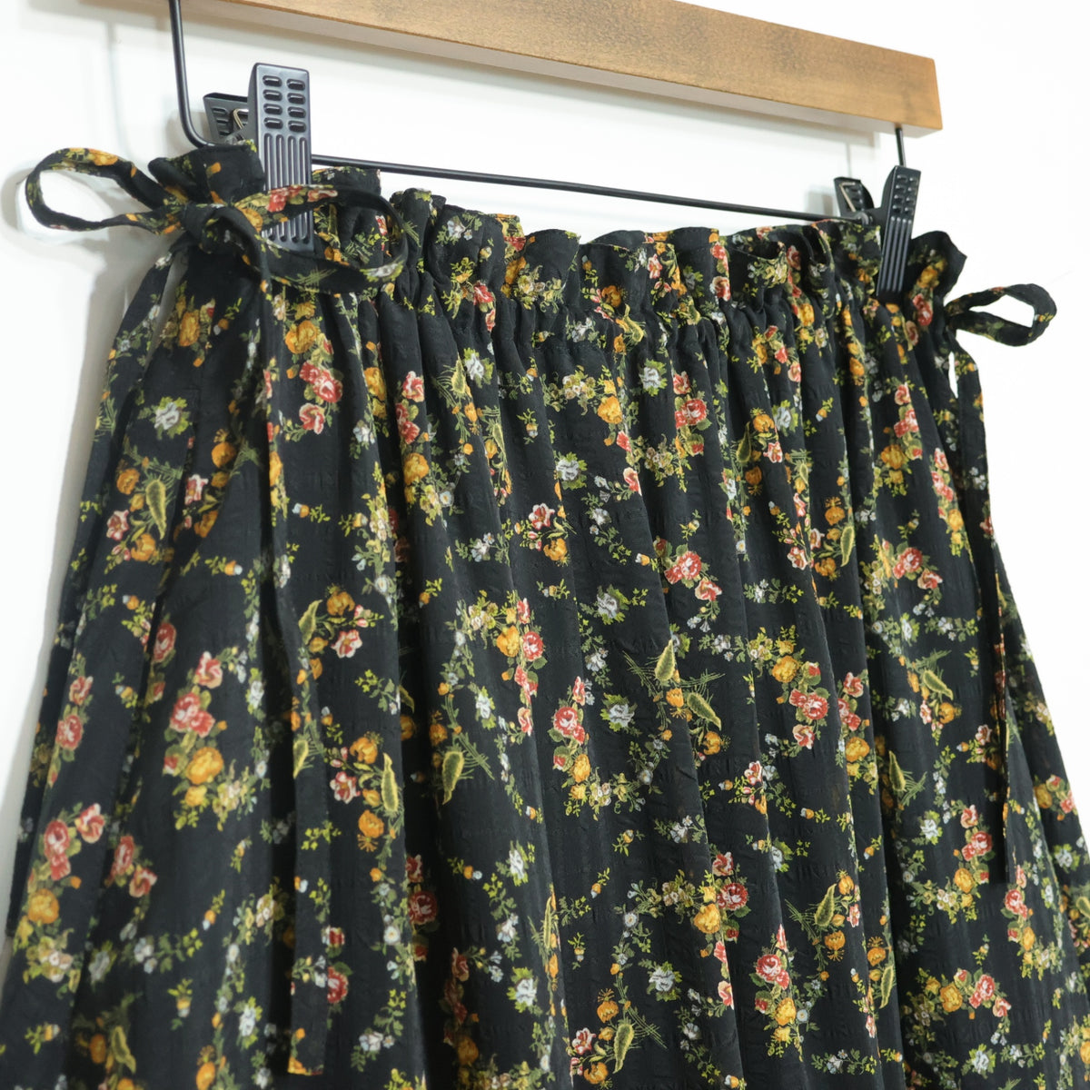 インゲボルグ★小花pt♪上下セット 半袖前開きブラウス&ギャザースカート 黒系 涼しげなシアー感♪z22438