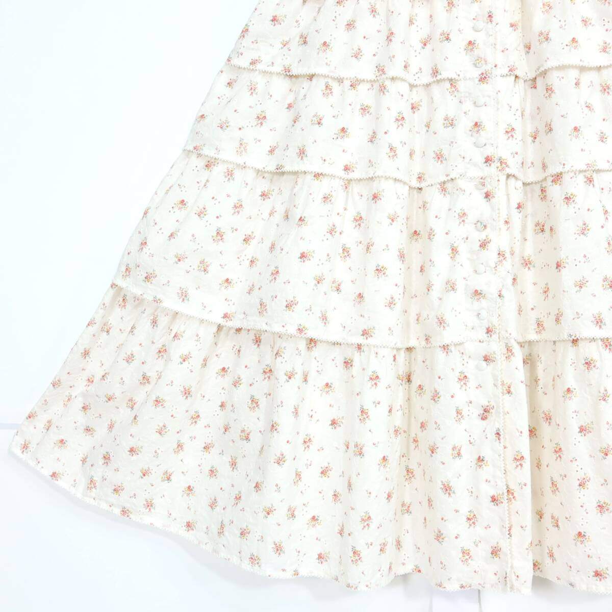ワンダフルワールド カネコイサオ★豪華！かぶせ段々フリル♪ワンピース 白系 前開き 小花柄&刺繍♪薄手 z20705