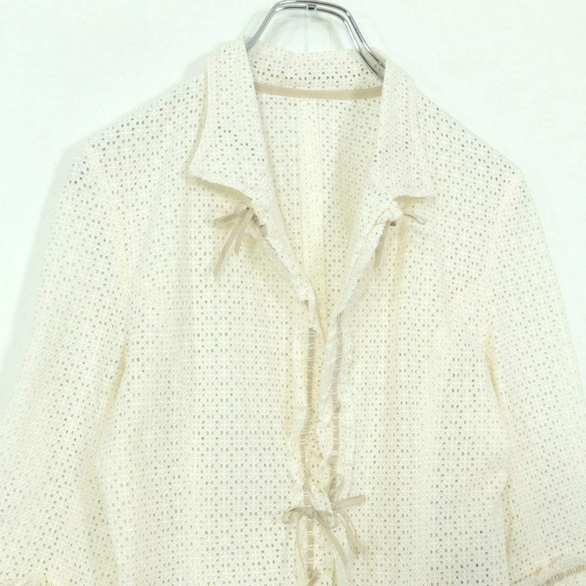 【美品】インゲボルグ★かぎ編みレースが可愛い♪リボン付き 透け感のあるジャケット♪サイズM 白系 z20371