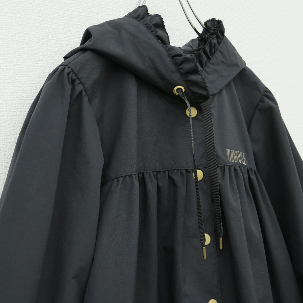 【極美品】ピンクハウス★ロゴ＆ネーム使いレインコート フーディ 黒系 前開き フリル＆ギャザーたっぷり♪2023年 z23292