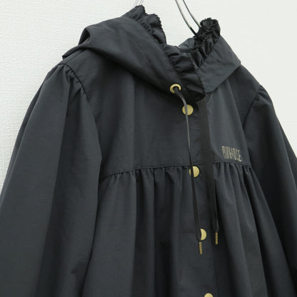 【極美品】ピンクハウス★ロゴ＆ネーム使いレインコート フーディ 黒系 前開き フリル＆ギャザーたっぷり♪2023年 z23292