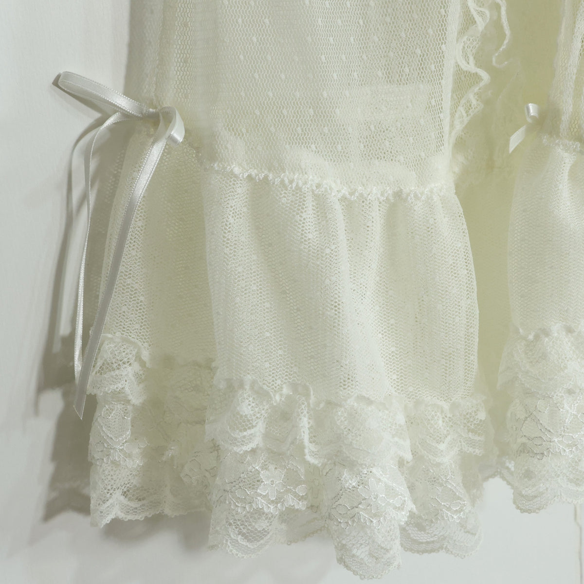 【美品】ピンクハウス★ドットチュールレース♪フリルたっぷりベスト はおりもの 白系 前開き はしごレース&サテンリボン♪z21847