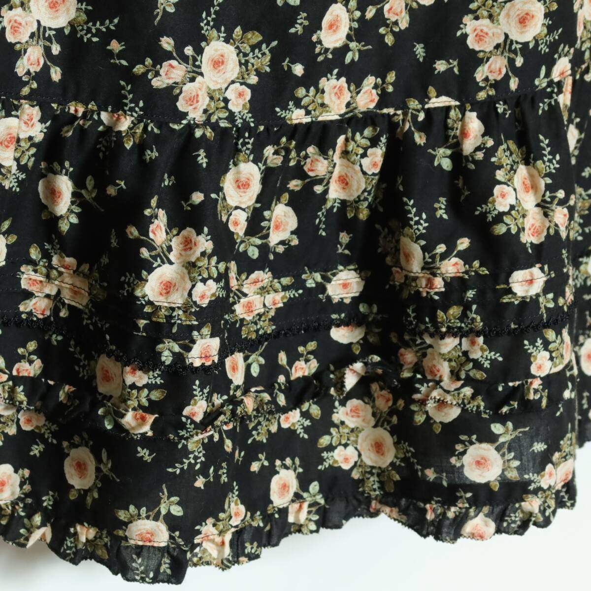 【美品】ピンクハウス★可愛い！ふんわりフリル　薔薇ptチュニックブラウス スクエアネック 黒系 ♪z.15690