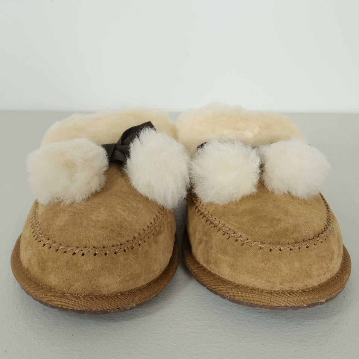 【美品！】UGG アグ★ポンポン付きリボンが可愛い♪ ファースリッパ ルームシューズ 大きいサイズ26.5 ブラウン系 sh201