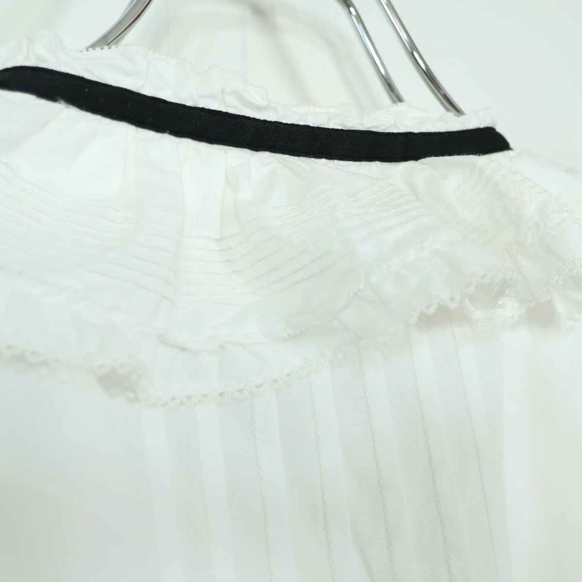 【美品】ピンクハウス★黒リボン使い♪長袖フリルブラウス 白系 前開き 無地 薄手 z22545