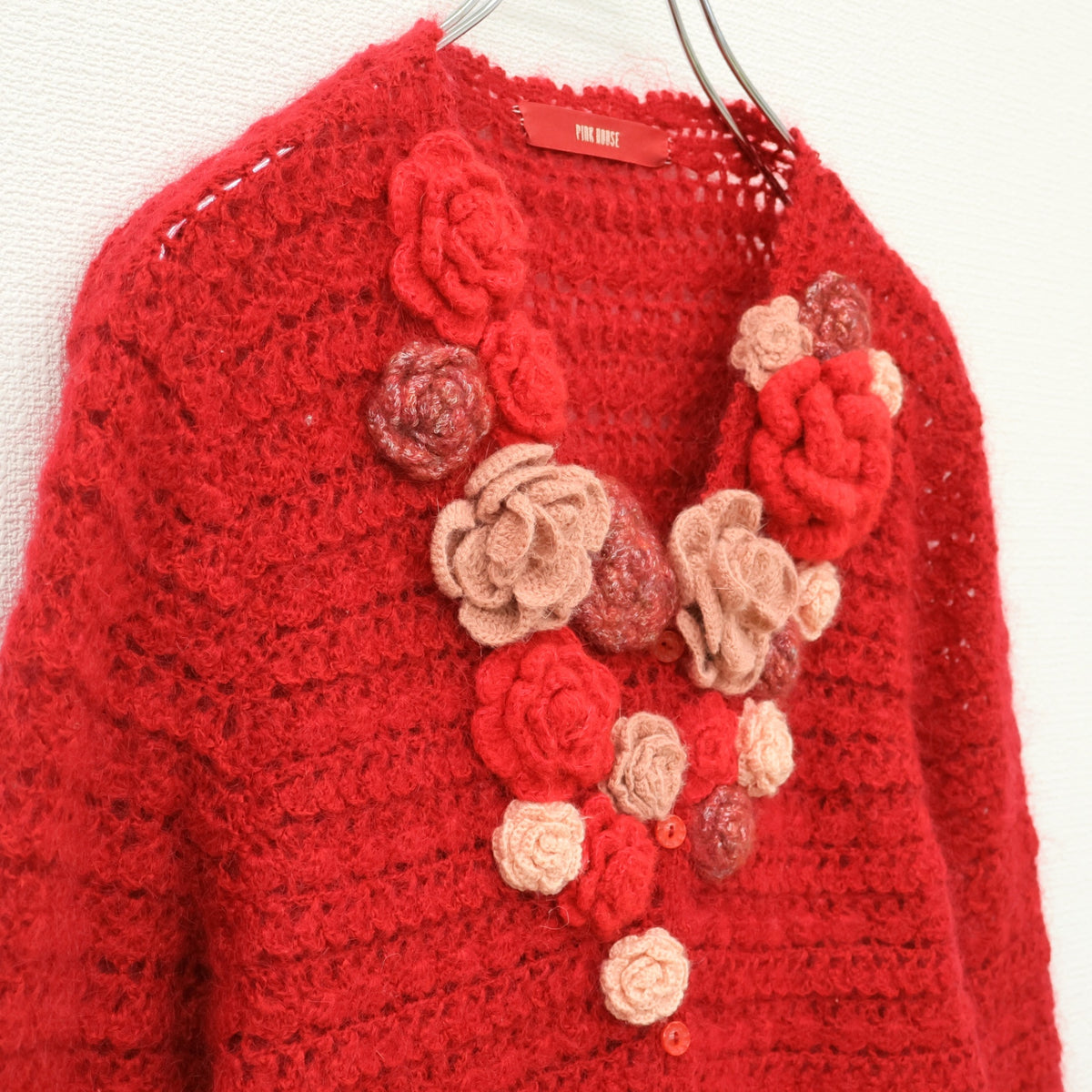 【美品】ピンクハウス★華やかな薔薇のモチーフ付き♪モヘヤ混 透け感のある長袖ニットカーディガン♪ 赤系 z23257