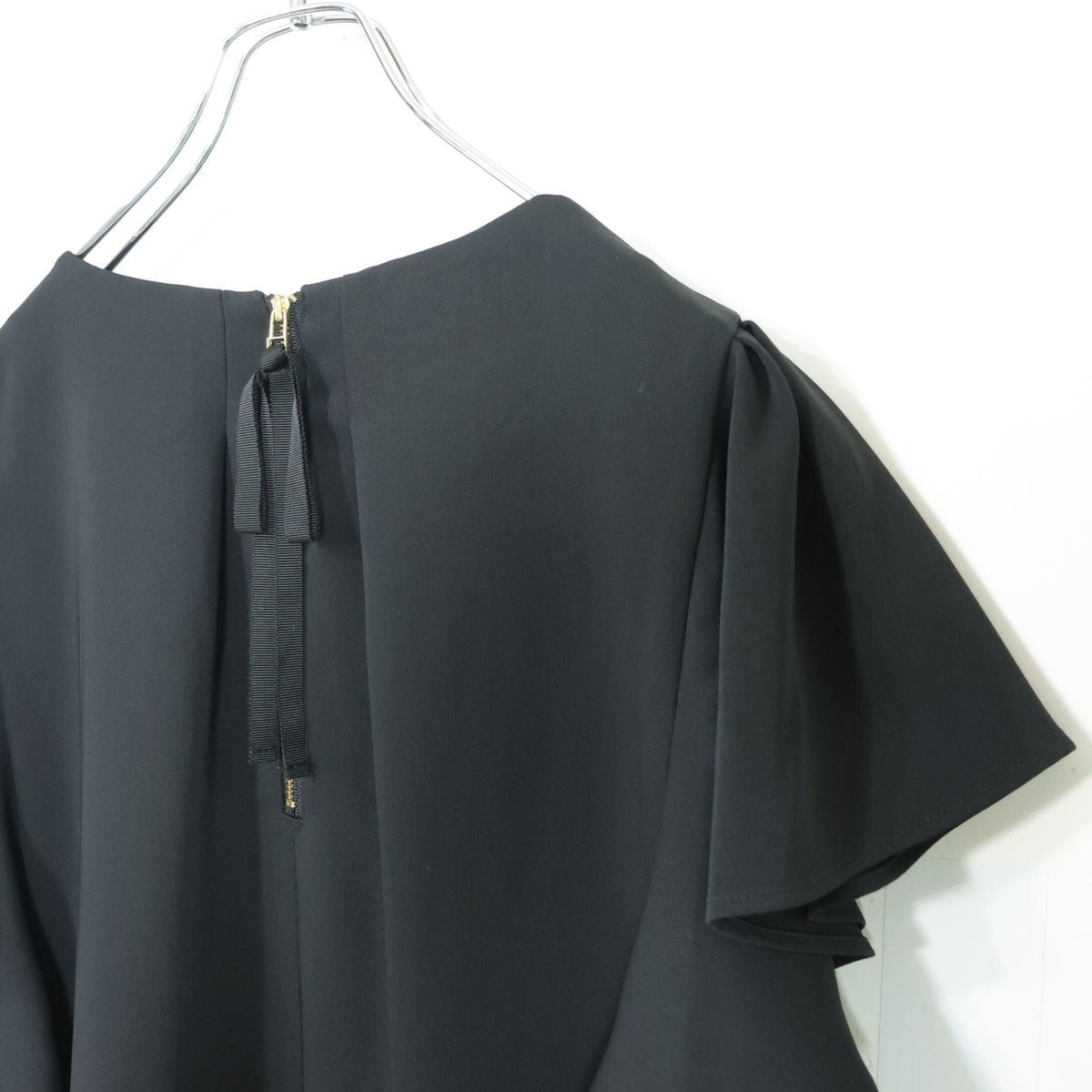 【美品】ローズティアラ★フレアスリーブが可愛い♪半袖カットソー 大きいサイズ42 黒系 z22751