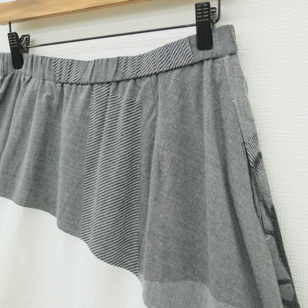 センソユニコ慈雨★スタイリッシュ♪アシンメトリなギャザースカート サイズ40 白×グレー系 バイカラー 薄手 z23170