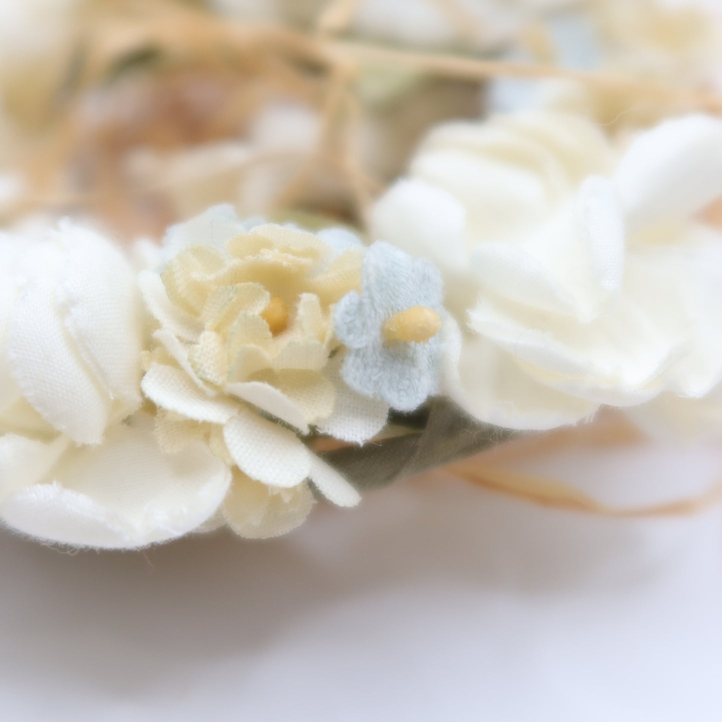 ピンクハウス★可憐な薔薇に麦藁♪ ハート形のようなフラワーリースコサージュ オフホワイト・水色系 ko087