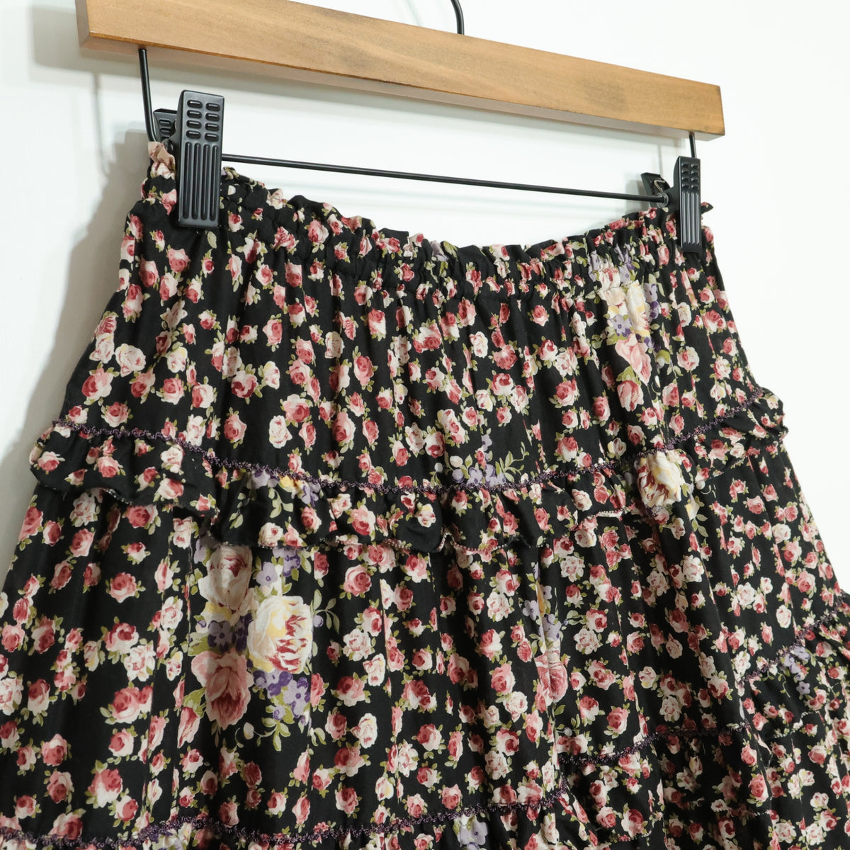 【美品】ピンクハウス★薔薇pt♪裾かぶせ段々フリルのローンスカート 黒系 前開き z22918