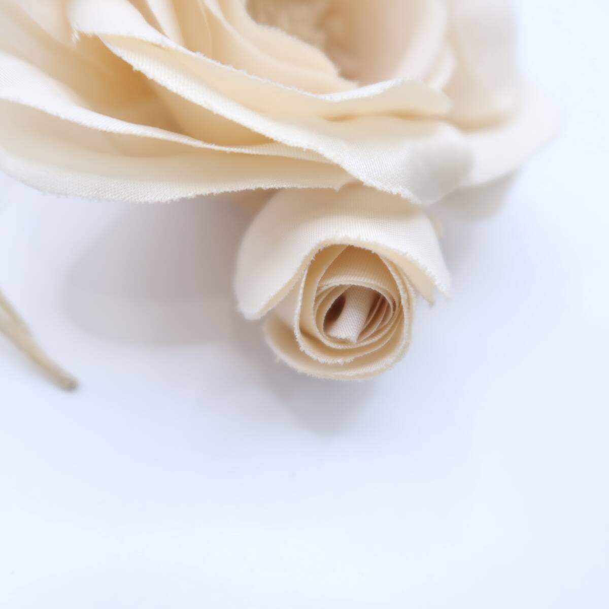 ピンクハウス★目を惹く存在感♪ 可憐な白薔薇と蕾コサージュ リボン付き オフホワイト系 ko089