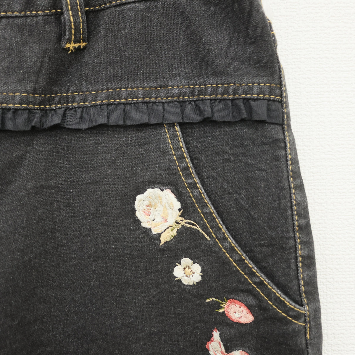 ピンクハウス★キャンディ＆薔薇刺しゅう♪裾段々フリルのデニムパンツ クロップドも◎ 大きいサイズL 黒系 z23349