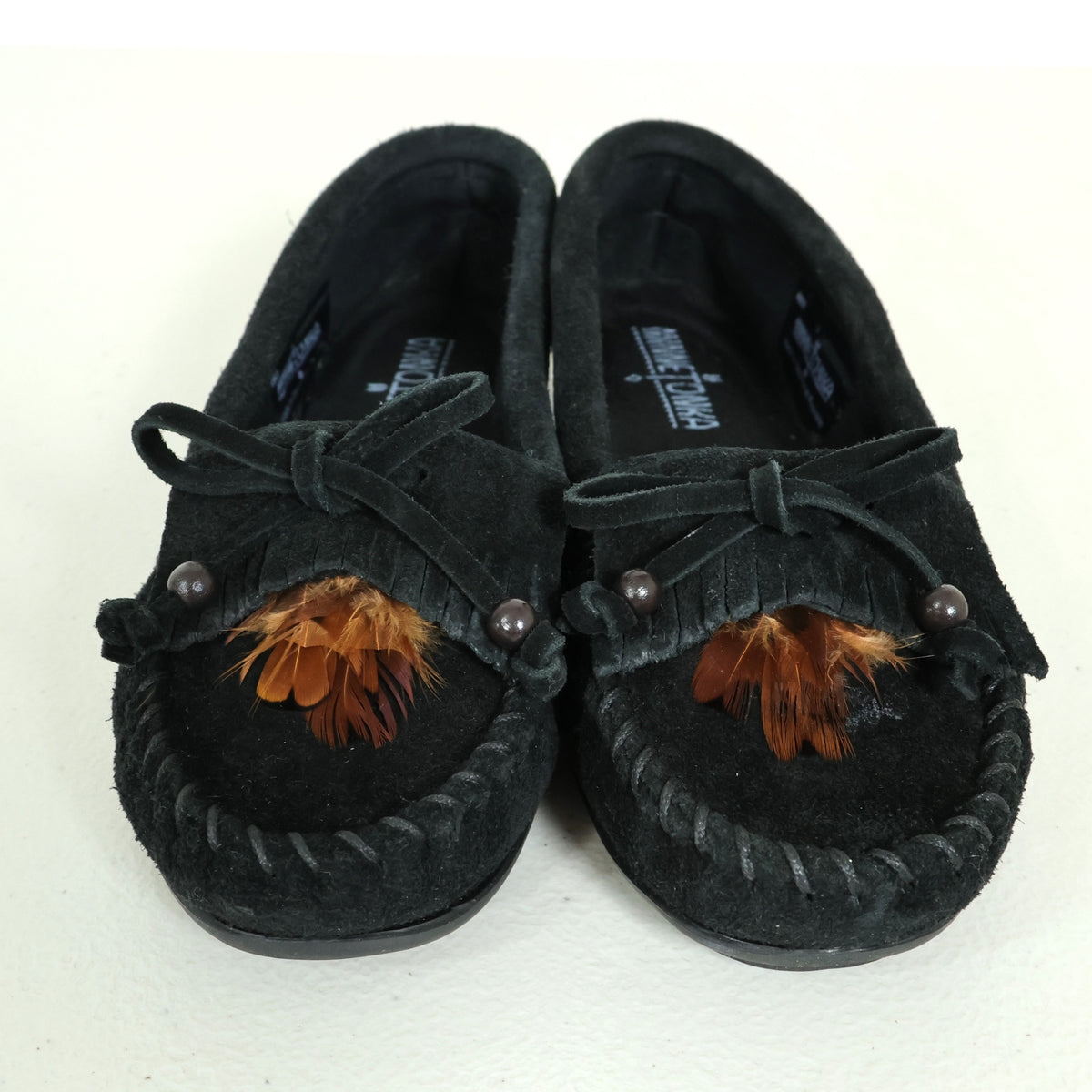 MINNETONKA★スエードモカシン 羽 ビーズ リボン サイズ7 24.0cm 黒系 sh244