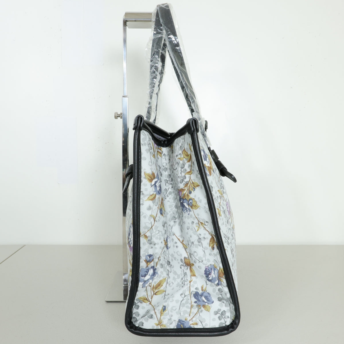 【美品】インゲボルグ★トートバッグ A4自立 パイピングトート 花柄 バラ 白系 ba264