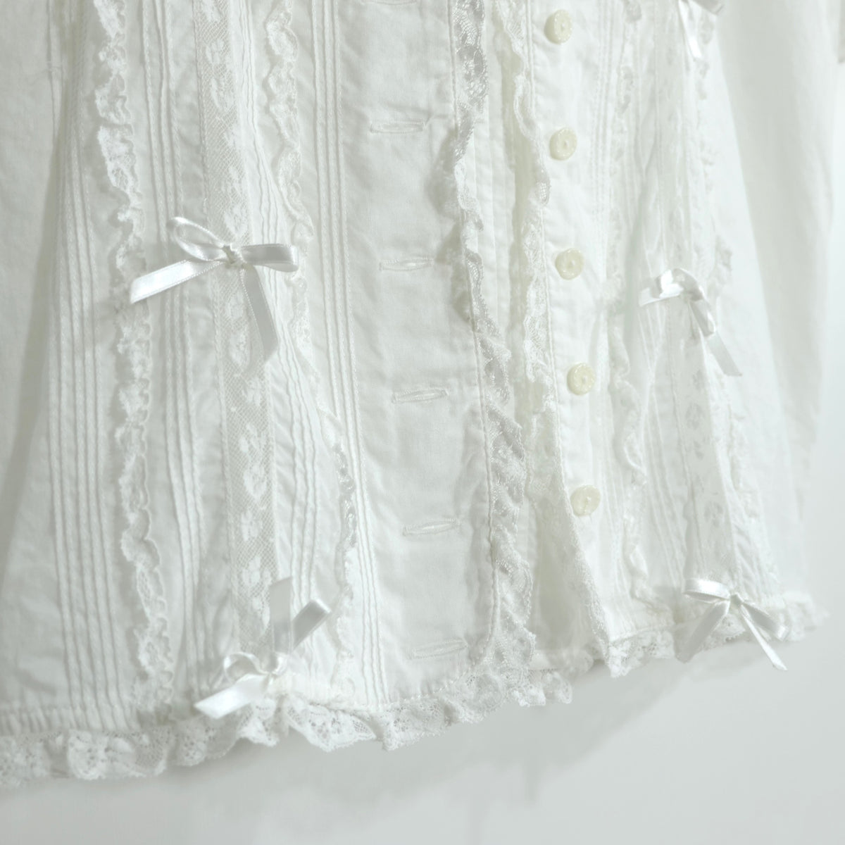 ピンクハウス★ミニリボンいっぱい♪レース使いローンブラウス フーディ 白系 前開き 薄手 z22590