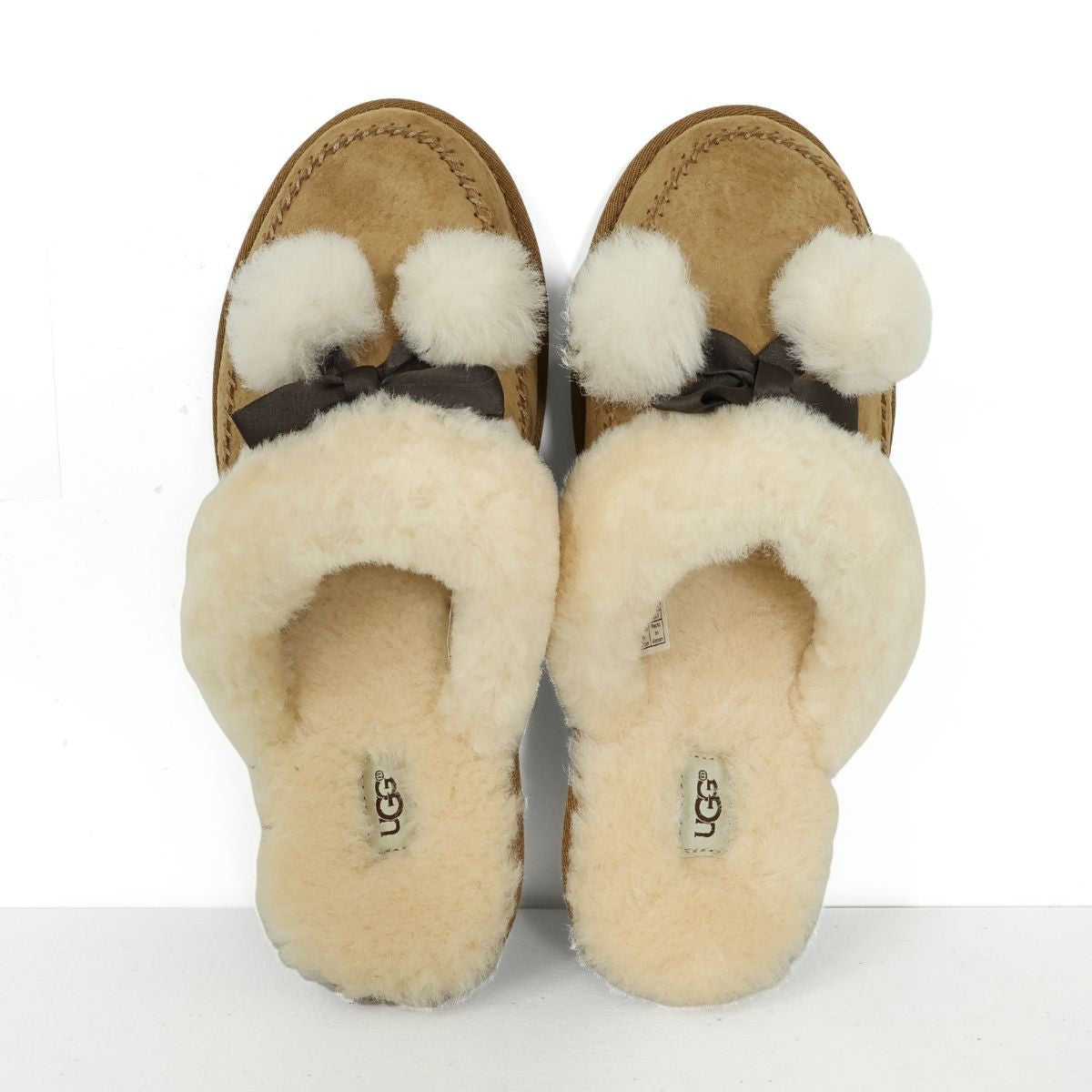 【美品！】UGG アグ★ポンポン付きリボンが可愛い♪ ファースリッパ ルームシューズ 大きいサイズ26.5 ブラウン系 sh201