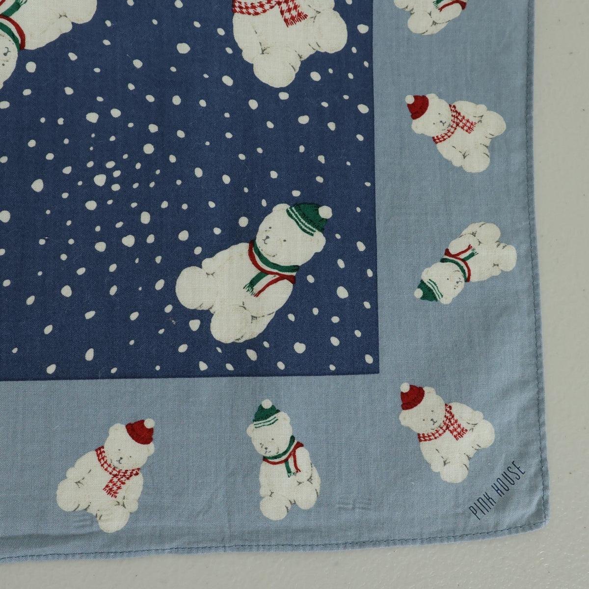 【美品】ピンクハウス★ぬいぐるみクマハンカチ 雪 冬 マフラー クリスマスカラー サイズ㎝42角 青系 so445