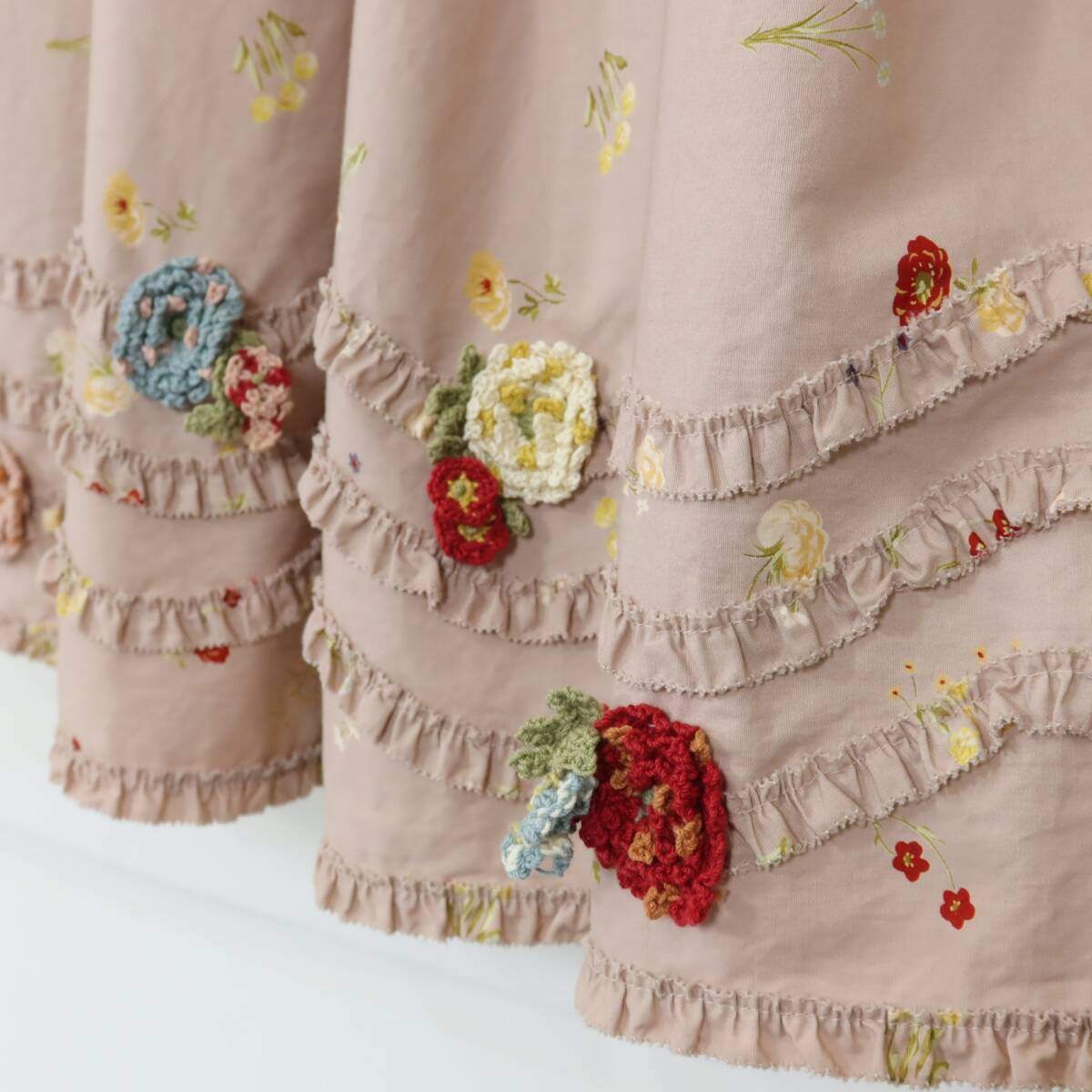 カネコイサオ★モチーフいっぱい♪ギャザースカート ピンク系 草花柄♪ティアードデザイン♪薄手 z19755
