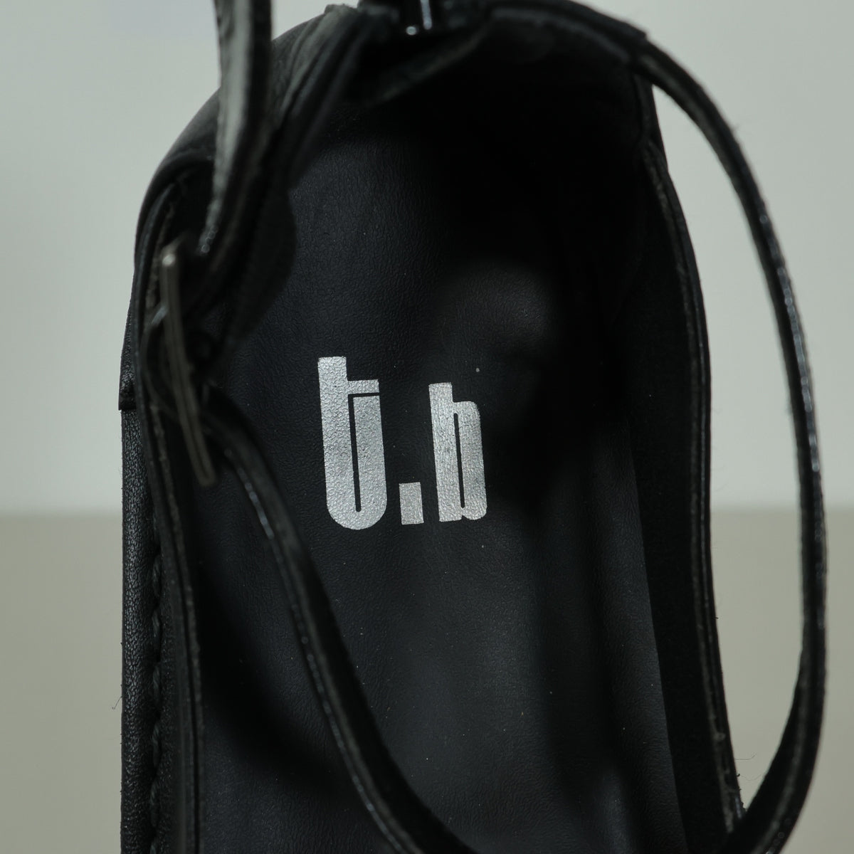 【美品】センソユニコ tb★個性的♪ストラップサンダル シューズ 黒系 24.5cm クッション性◎ sh185