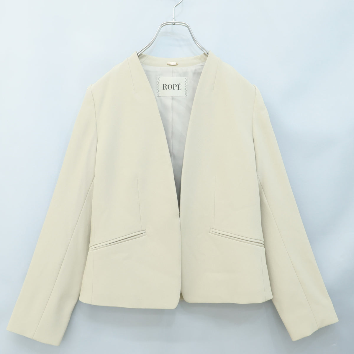 【美品】ロペ★大人上品♪ノーカラージャケット ボタンレス サイズ38 ベージュ系 無地 z23613