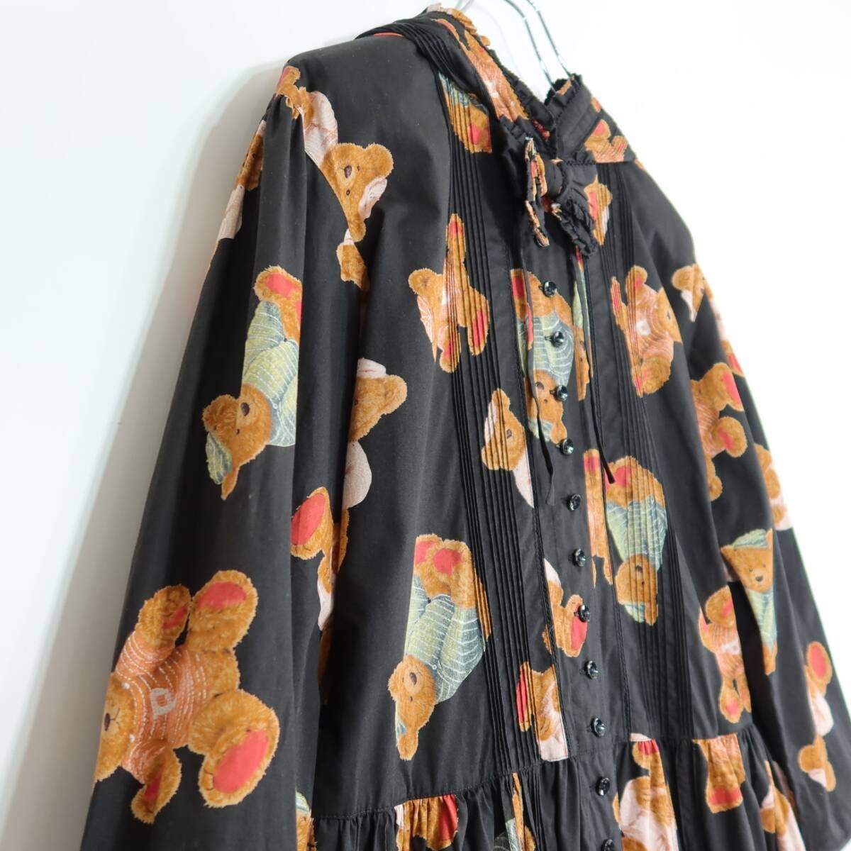 【美品】ピンクハウス★可愛い！セーターくまpt♪フード付きワンピース 黒系 前開き リボン&はしごレース♪薄手 z19593
