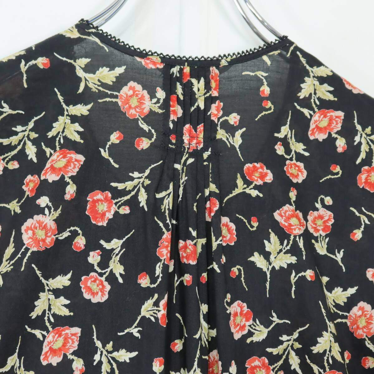 【美品】ワンダフルワールド カネコイサオ★花柄♪ノースリーブワンピース 黒系 裾ティアード♪薄手 z19760