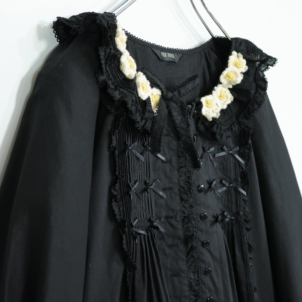 【美品】ピンクハウス★お花のモチーフ♪ふんわりローンブラウス 黒系 前開き サテンリボンも♪無地 z22169