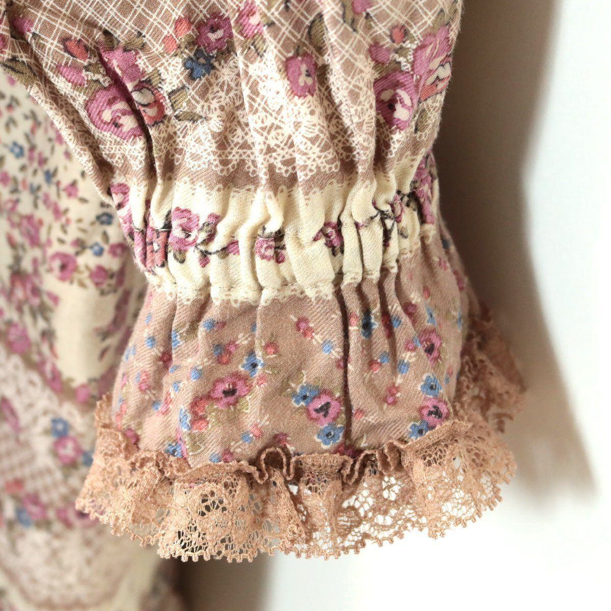 【美品】ピンクハウス★フェミニン！小花柄の長袖ブラウス チュニック 編み込みコード付き♪薄手 春夏 ベージュ系 z8537
